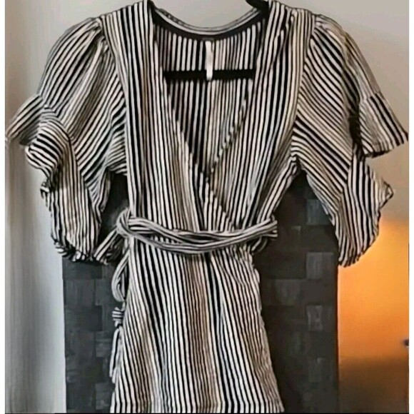 Free People Wrapped Around‎ My Finger Women's XS Wrap Top Black White Tie Waist - Picture 4 of 8